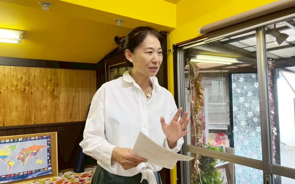 大人の英会話で講師が英語授業をする様子の写真