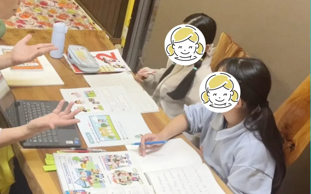 英語のライティング授業の様子を撮影した写真