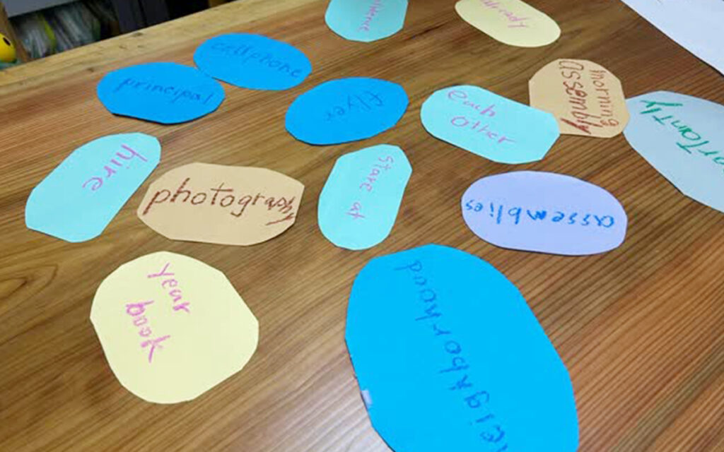 英語を学ぶための単語カードを撮影した写真