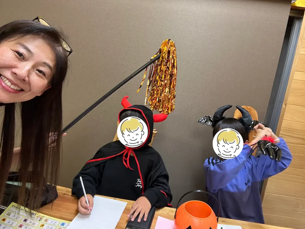 ハロウィン英語レッスン授業風景の写真