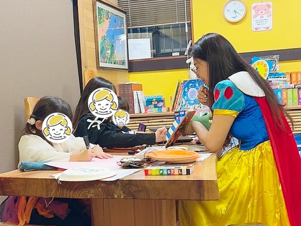 小学生の姉と幼児の妹弟とのハロウィン英語レッスン授業風景の写真
