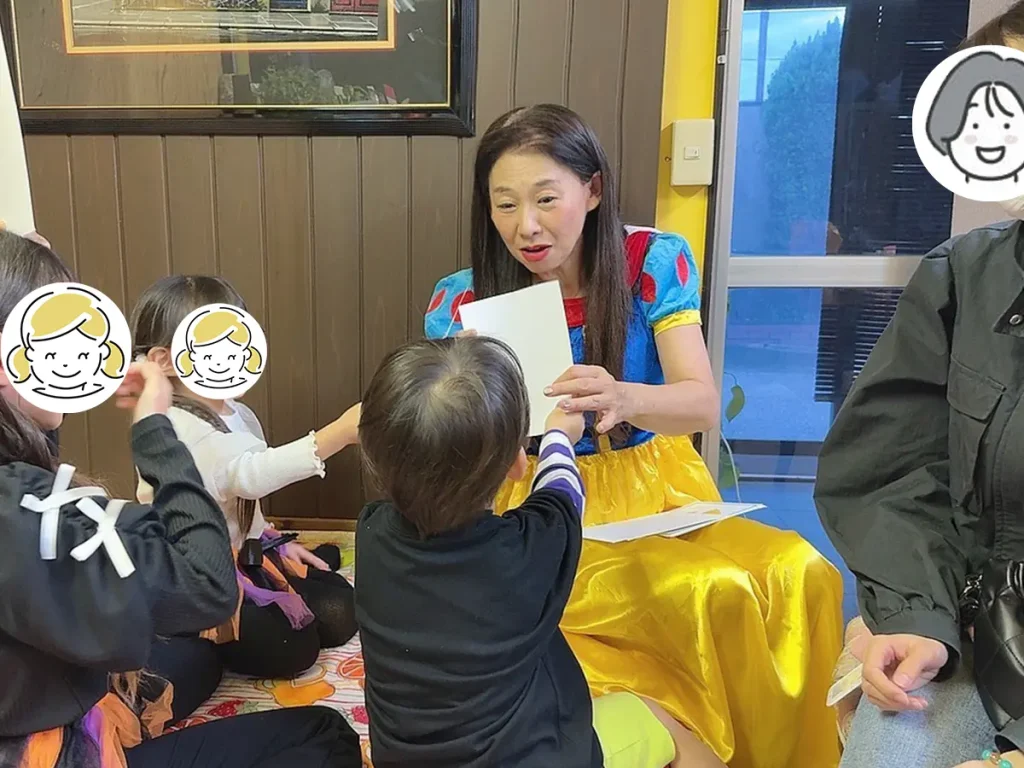 小学生の姉と幼児の妹弟とのハロウィン英語レッスン授業風景の写真