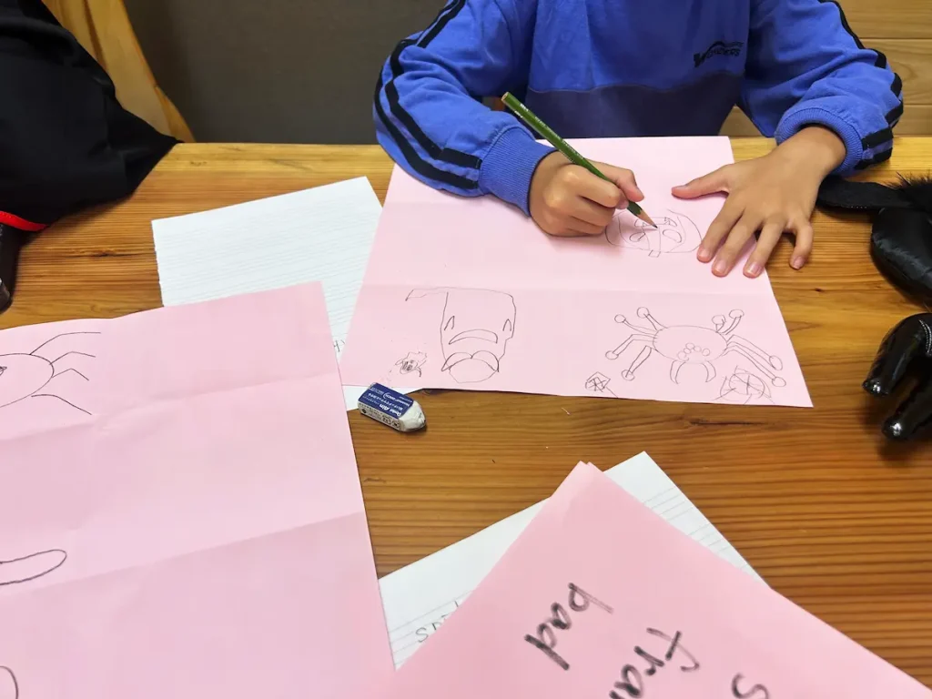 英語に慣れ親しみながら子供の関心を高める学習方法の様子