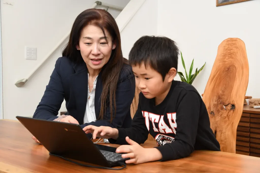 小学生がパソコンで勉強している様子の写真